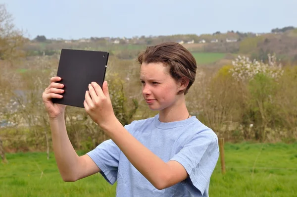 Dziewczyna korzystająca z tabletu cyfrowego — Zdjęcie stockowe
