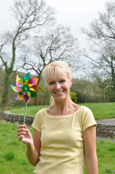 Portrait de femme blonde avec roue à pinces colorée — Photo