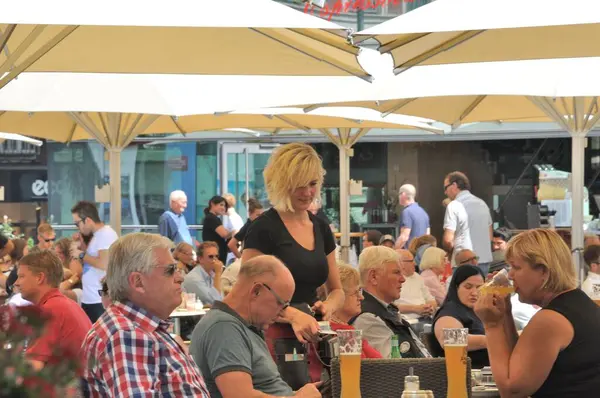 Aaren Germania Agosto 2014 Cameriera Ristorante Aquisgrana — Foto Stock