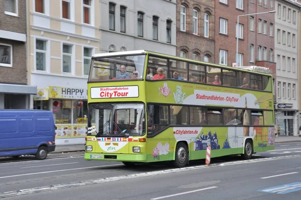 Touristenbus Besucht Die Stadt — Stockfoto