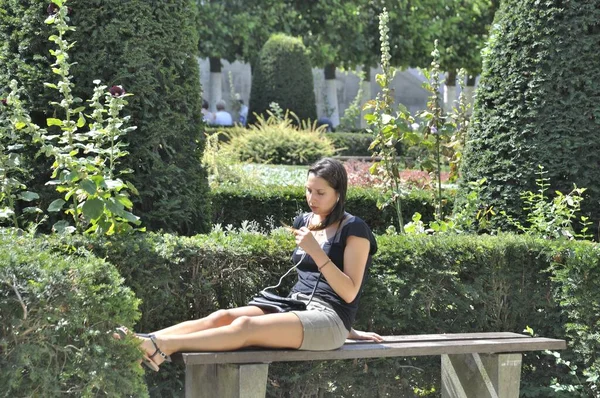 Bruxelas Bélgica Julho 2014 Mulher Num Parque Bruxelas — Fotografia de Stock