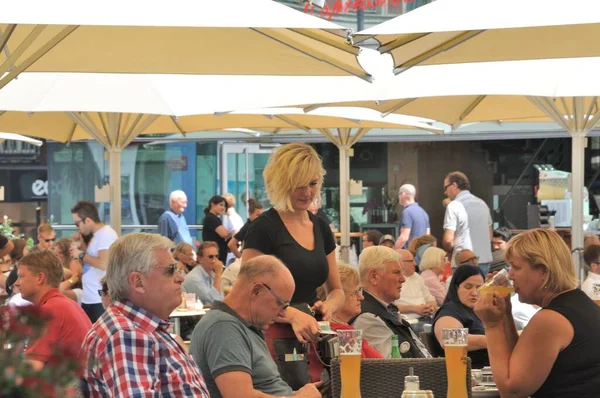 Kellnerin Einem Restaurant Aachen — Stockfoto
