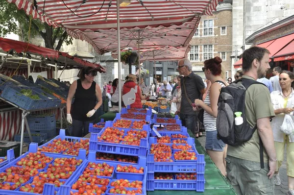 市場で果物や野菜を買う人 Aare — ストック写真