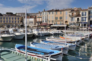 CASSIS, FRANCE-FEBRUARY 16, 2015: Cassis limanındaki tahta kürek teknesi