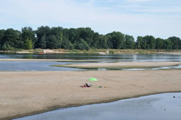 Bouchemaine France August 2015 卢瓦尔海滩上的妇女和儿童 — 图库照片