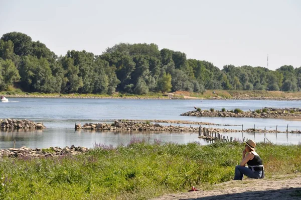 Bouchemaine Frankrijk August 2015 Vrouw Zoek Naar Loire — Stockfoto