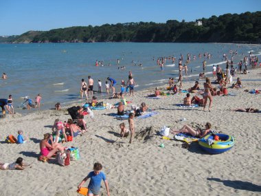 BINIC _ FRANCE, 18 Temmuz 2016: Brittany sahilinde turistler