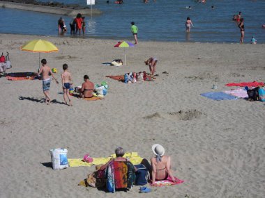 BINIC _ FRANCE, 18 Temmuz 2016: Brittany sahilinde turistler