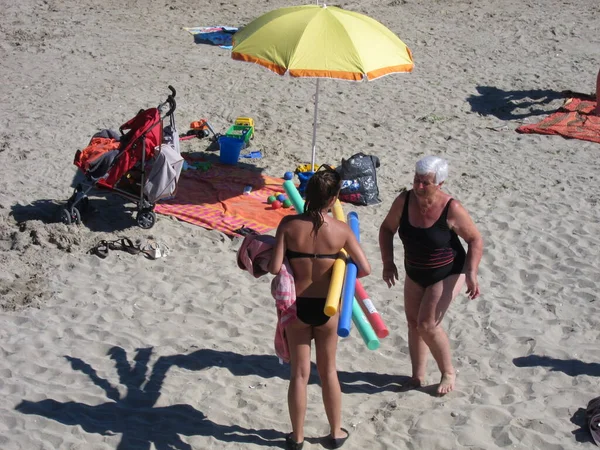 Binic France Lipiec 2016 Turyści Plaży Bretanii — Zdjęcie stockowe