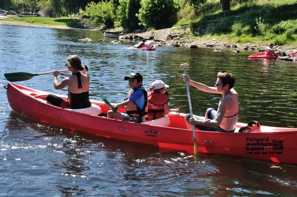 Roque Gageac_ France August 2016 Tourists Canoe River Dordognene — Stock Photo, Image