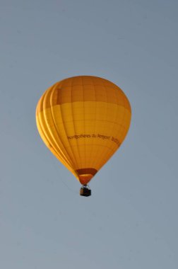 DOMME _ FRANCE, 28 HAZİRAN 2016: Dordogne 'daki Domme gökyüzünde sıcak hava balonu