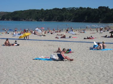 BINIC _ FRANCE, 18 Temmuz 2016: Brittany sahilinde turistler