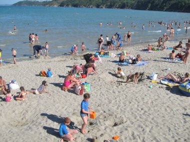 BINIC _ FRANCE, 18 Temmuz 2016: Brittany sahilinde turistler