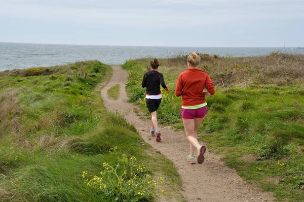 Tregunc Frankrijk Mei 2016 Joggers Het Kustpad Naar Kersidan Bretagne — Stockfoto