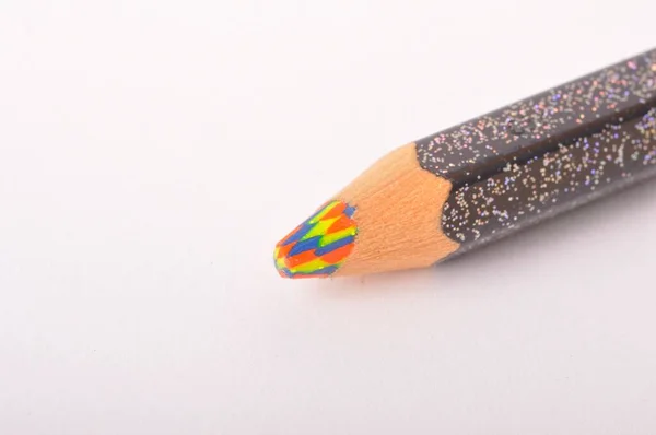 Kolorowy Ołówek Wielobarwnym Ołowiem — Zdjęcie stockowe
