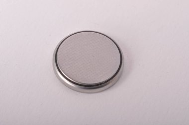 Beyaz arkaplanda düğme hücresi