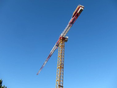 SAINT-BRIEUC _ FRANCE, 16 Temmuz 2016: Kasaba merkezinde inşaat vinci