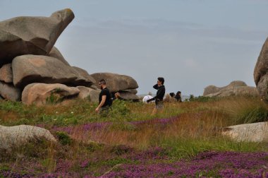 Ploumanac 'h yolunda yürüyenler