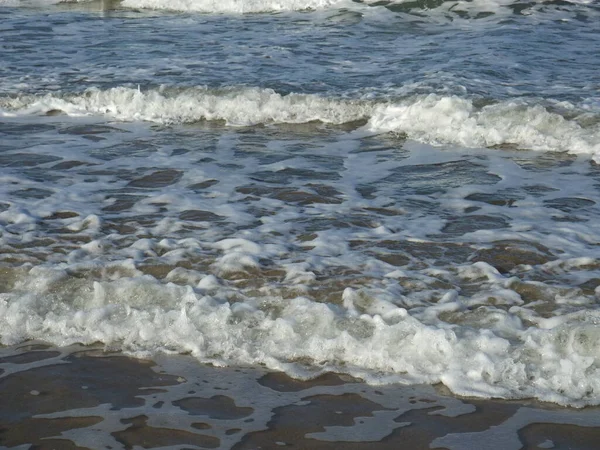 Onde Sulla Spiaggia Martin Plerin — Foto Stock