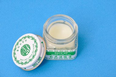 Mavi arka planda kaplan merhemi