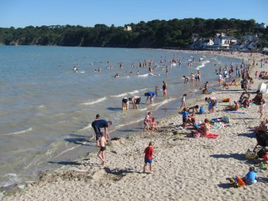 BINIC _ FRANCE, 18 Temmuz 2016: Brittany sahilinde turistler