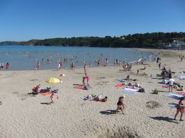 BINIC _ FRANCE, 18 Temmuz 2016: Brittany sahilinde turistler