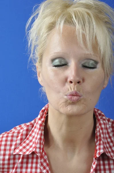 Kvinna blåser kyss — Stockfoto