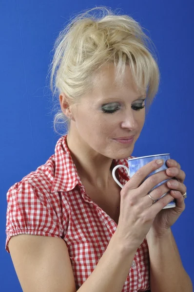 Frau trinkt ein heißes Getränk — Stockfoto