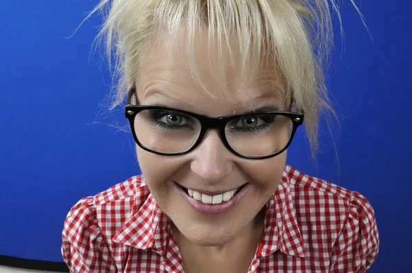 眼鏡をかけている金髪の女性の肖像画 — Stock fotografie