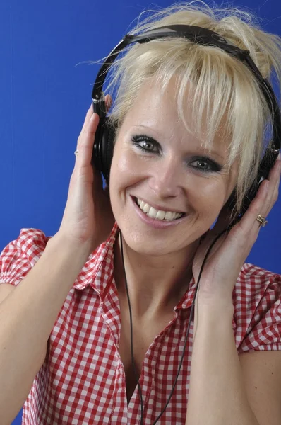 Blond woman listening to music — Stock Photo, Image