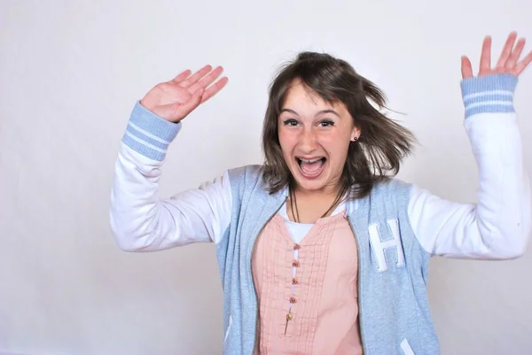 Hermanas peleando suavemente retrato de alegre una joven —  Fotos de Stock