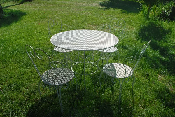 Table et chaises de jardin en été — Photo