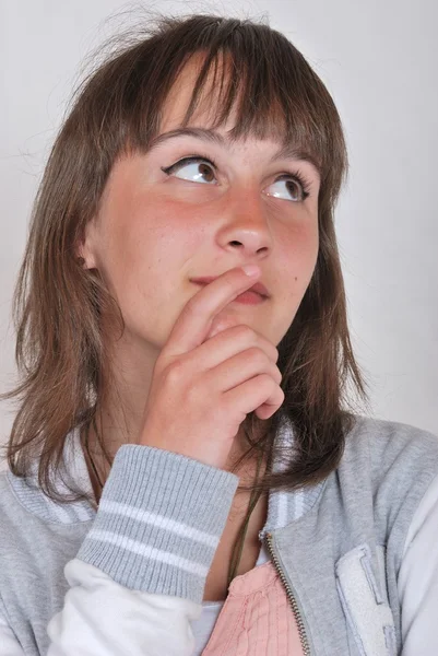 Mädchen denkt und schaut irgendwo nach oben — Stockfoto