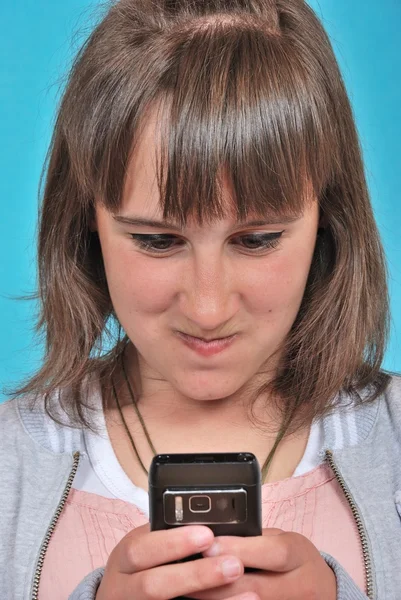 Flicka med en mobiltelefon — Stockfoto