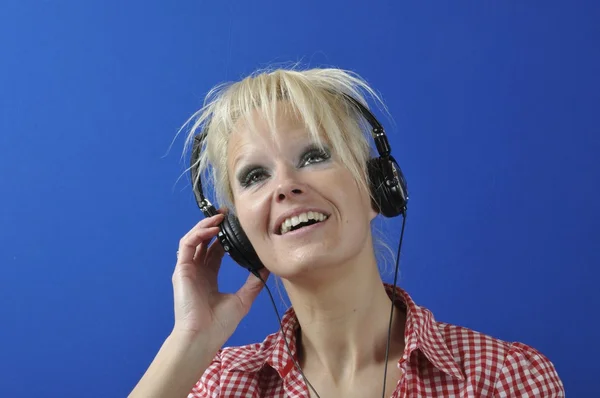 Blond woman listening to music — Stock Photo, Image