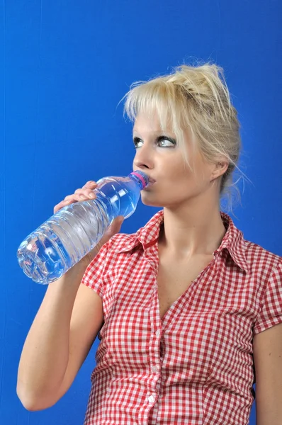 Donna bionda che beve acqua — Foto Stock