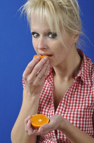 Retrato de mulhercom uma clementina — Fotografia de Stock
