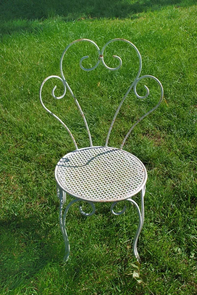 Gartentisch und Stühle im Sommer — Stockfoto