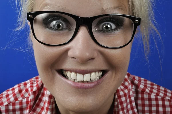 Retrato de uma mulher loira usando óculos — Fotografia de Stock