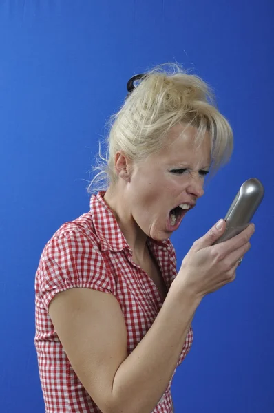 Γυναίκα, ουρλιάζοντας στο τηλέφωνο — Φωτογραφία Αρχείου