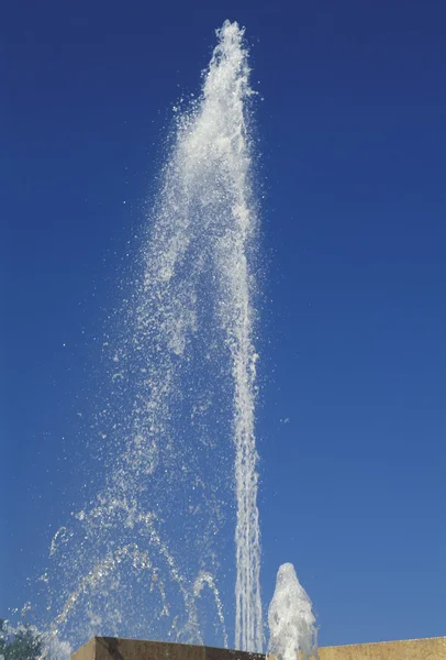 Zampillo di fontana d'acqua contro cielo blu — Foto Stock