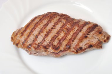 Plaka üzerinde ızgara sığır eti biftek