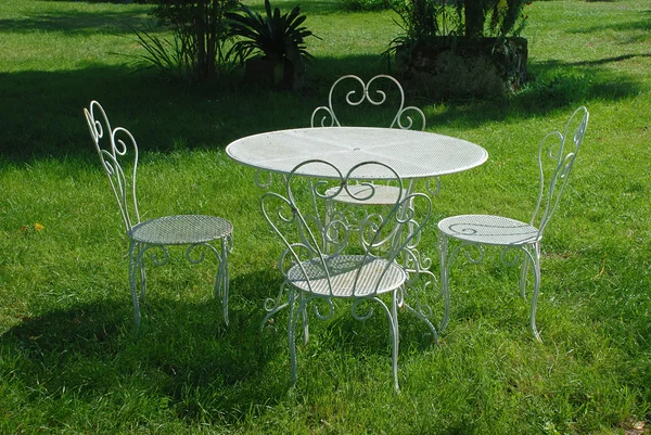 Gartentisch und Stühle im Sommer — Stockfoto