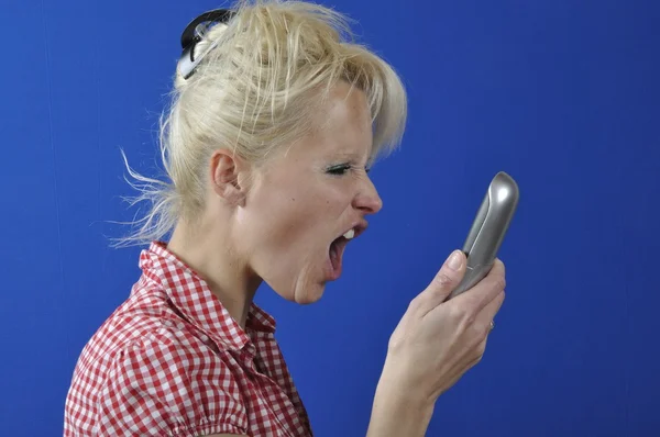 Vrouw schreeuwen in de telefoon — Stockfoto