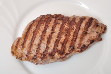 Plaka üzerinde ızgara sığır eti biftek