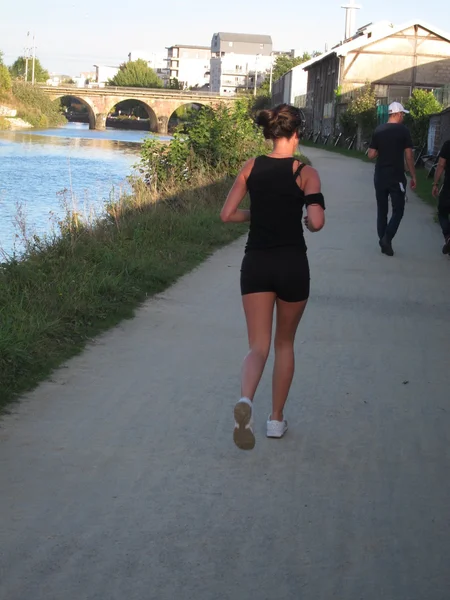 Frankrijk, Jogger langs de rivier — Stockfoto
