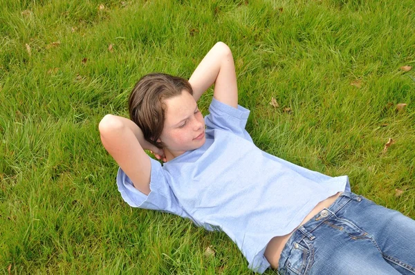 Dziewczynka asleep na trawniku — Zdjęcie stockowe