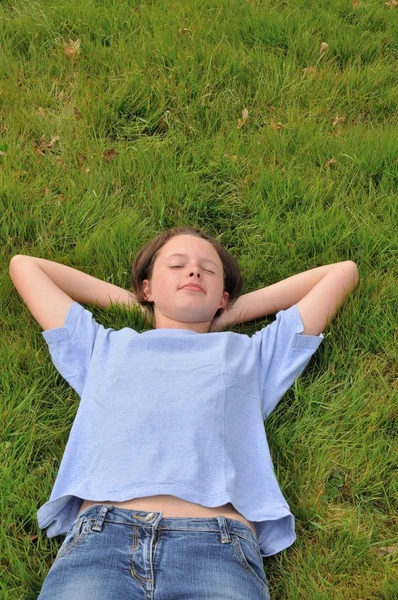 Ragazza addormentata sul prato — Foto Stock