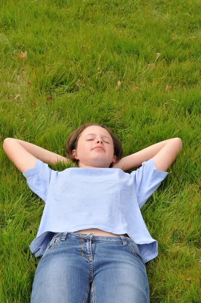 Dívka spí na trávníku — Stock fotografie