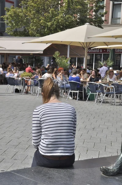 Žena a chodníku kaváren v Cáchách — Stock fotografie